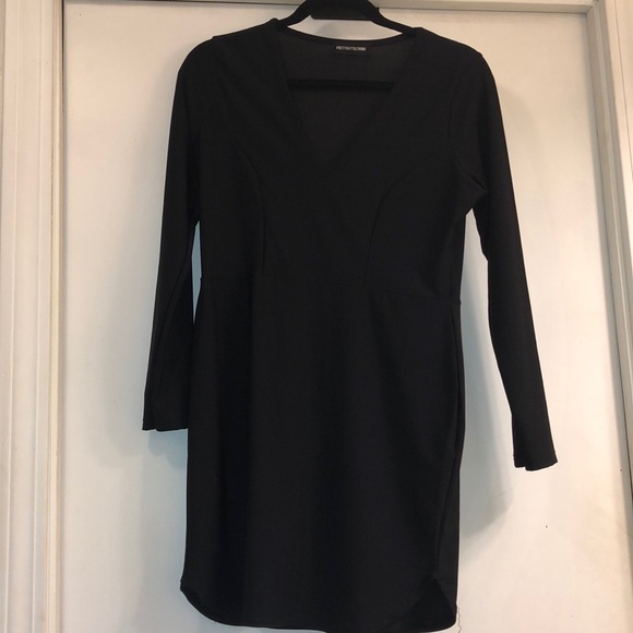 PrettyLittleThing Black V-Neck Mini Dress - Picture 2 of 3